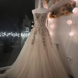 BRAND NEW David Bridal Limited Edition Wedding/ Prom Dress Size-4