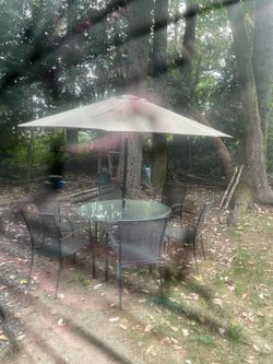 Table and 6 chairs with umbrella