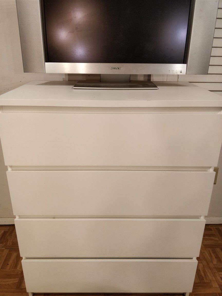 Like new white chest dresser/TV stand with big drawers in very good condition, all drawers sliding smoothly,
