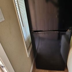 Clean 2.5 Year Old GE REFRIGERATOR