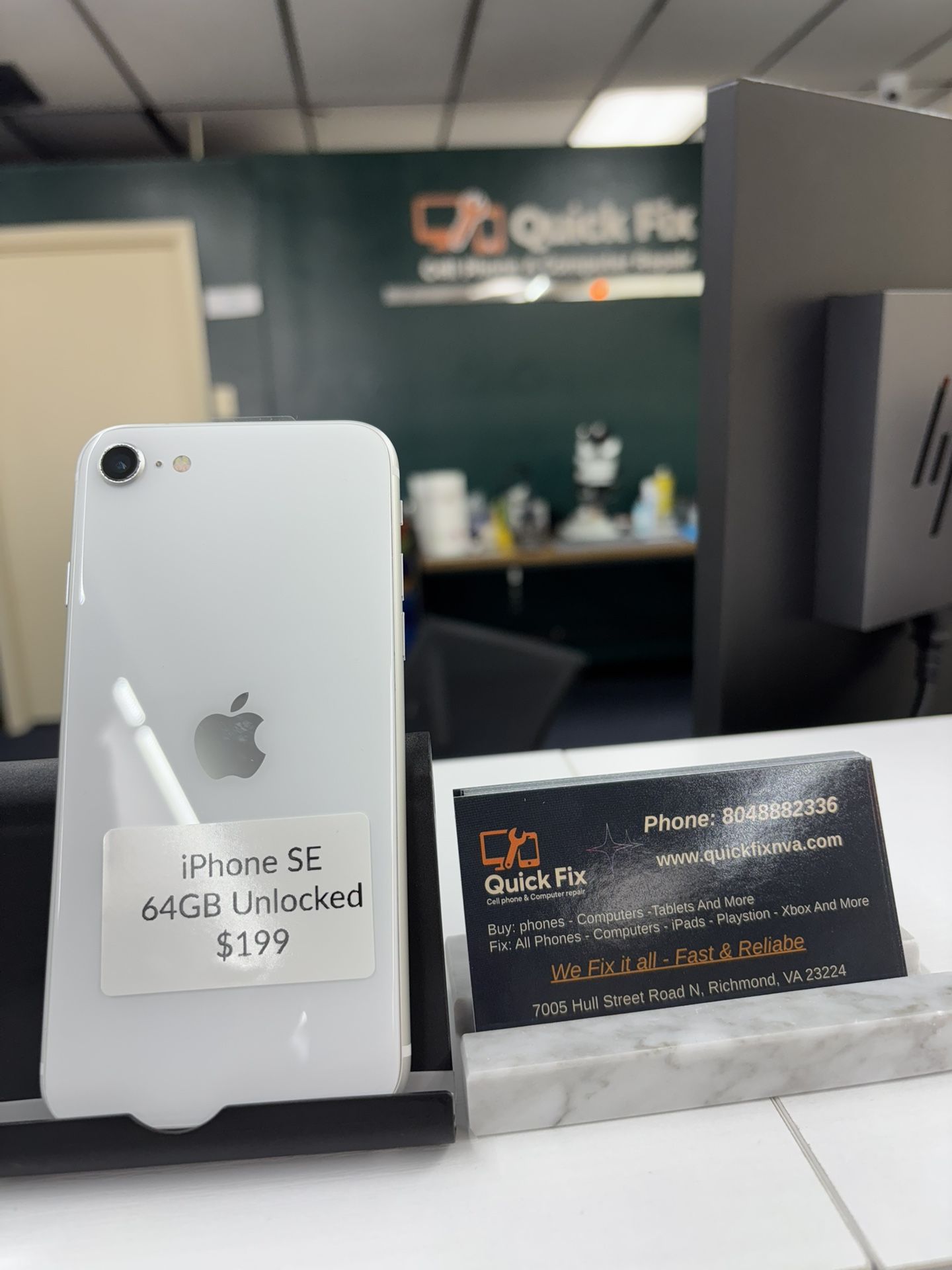 Apple iPhone SE 64GB Unlocked 
