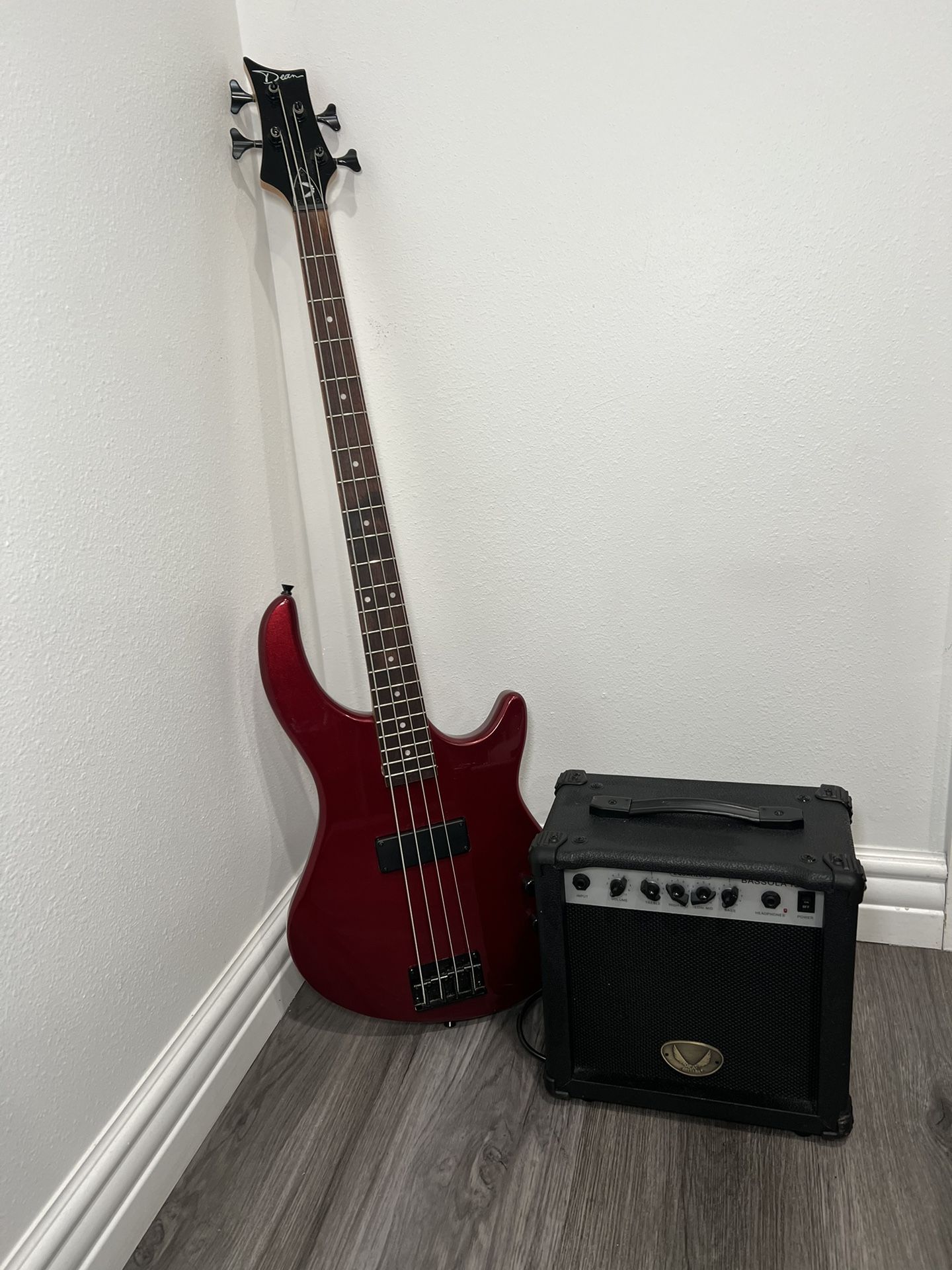 Dean Edge 09 4 String Bass Guitar With speaker