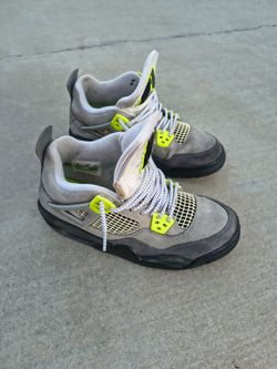Nike Air Jordan 4 Retro SE "Neon" sneakers. Size 5y.