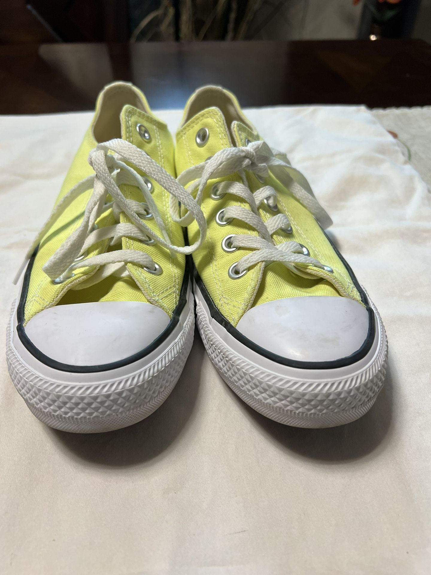 Neon yellow chuck taylors discount
