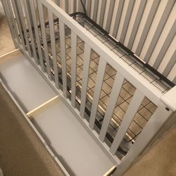 Graco Baby Crib With A Mattress 
