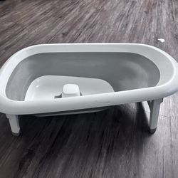 OXO  Splash & Store Bathtub (with stand and hanger)
