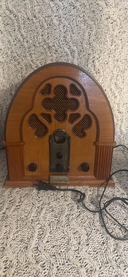 Thomas Vintage Style Cathedral Radio