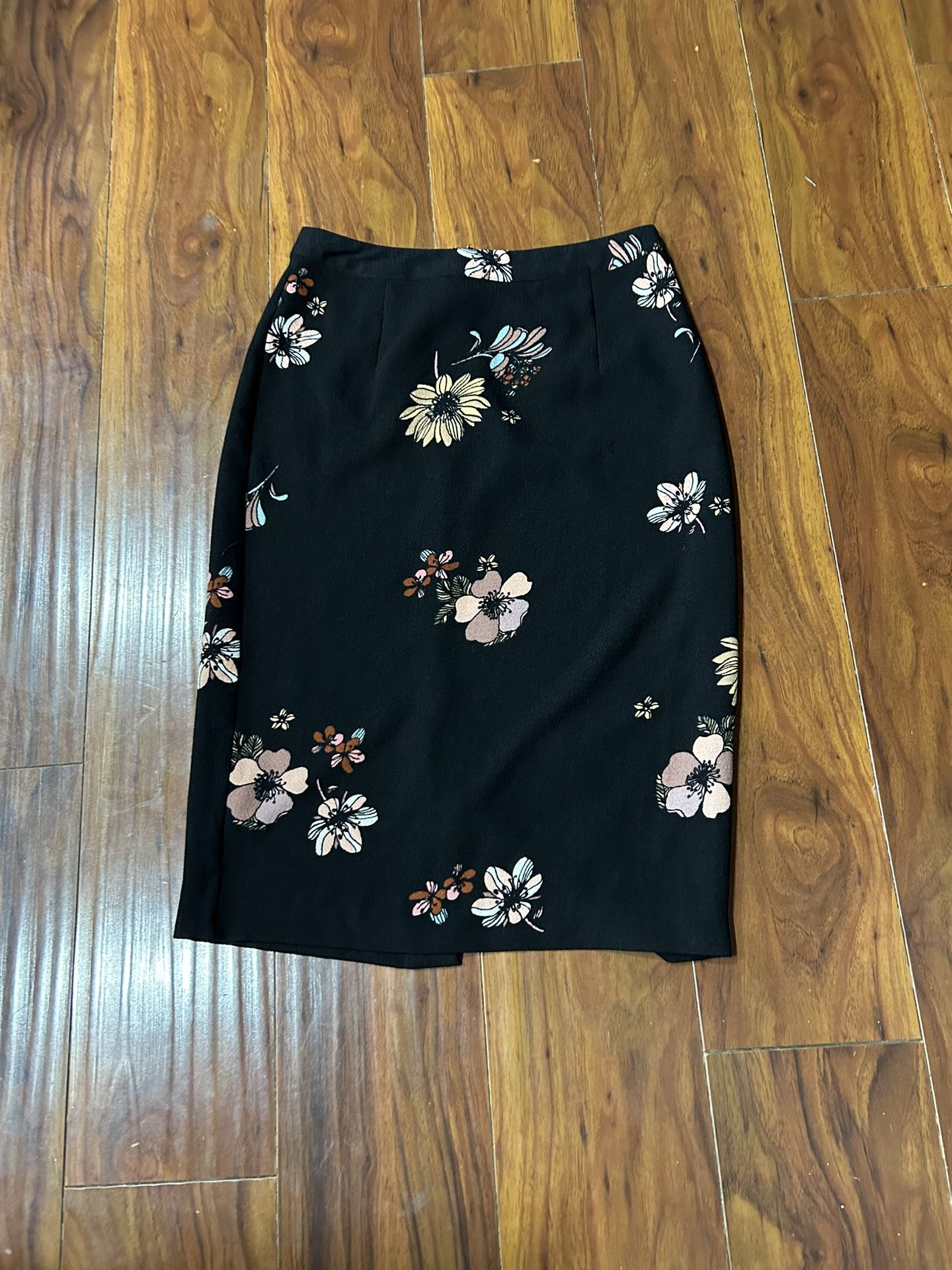 Women’s Whowhatwear Skirt Size 2, Black And Floral