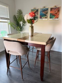Dining Room Table with 4 chairs  -Excellent Condition!