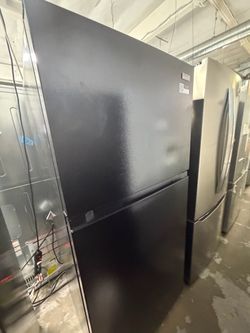 Whirlpool Black Top-Freezer Refrigerator