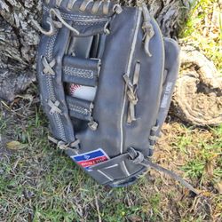 Grey BASEBALL/SOFTBALL GLOVE. ( SEE PICS) LOCATED IN GLENDORA.  CHECK OUT MY PAGE FOR OTHER BASEBALL/SOFTBALL EQUIPMENT FOR SALE "CHEAP "