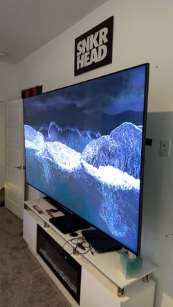 85 in Samsung 8k!!!!!!!!!! Large Flat Screen TV super thin hardly used