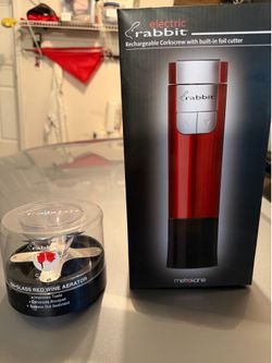 Rechargeable corkscrew with onglass red wine aerator