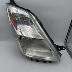 2004  to 2005 Toyota Prius OEM Right Passenger Side Headlight Lamp