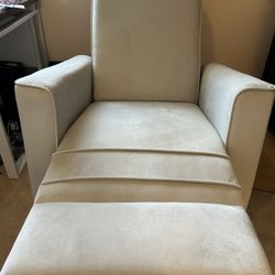 GLIDER CHAIR/RECLINER-MUST GO THIS WEEKEND. SEND BEST OFFER