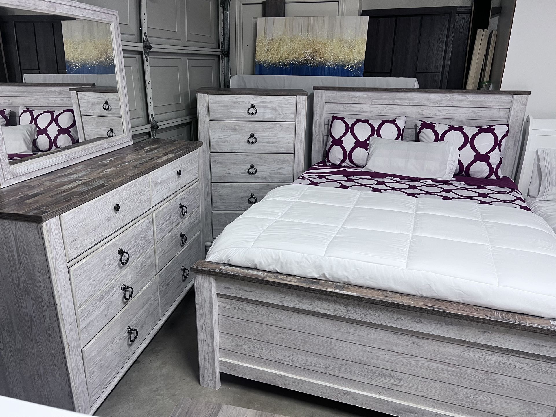 Queen Bedroom Set. Includes Boxspring And Comfortable Mattress In Very Good Condition. Hablo Español Y Entrego