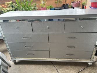 Bed And Drawers