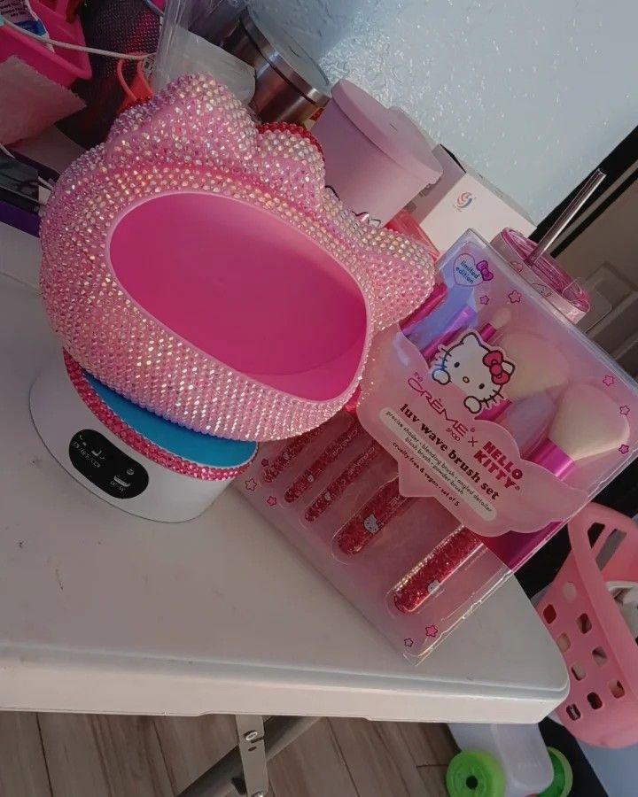 Hello Kitty Makeup Brush Holder 