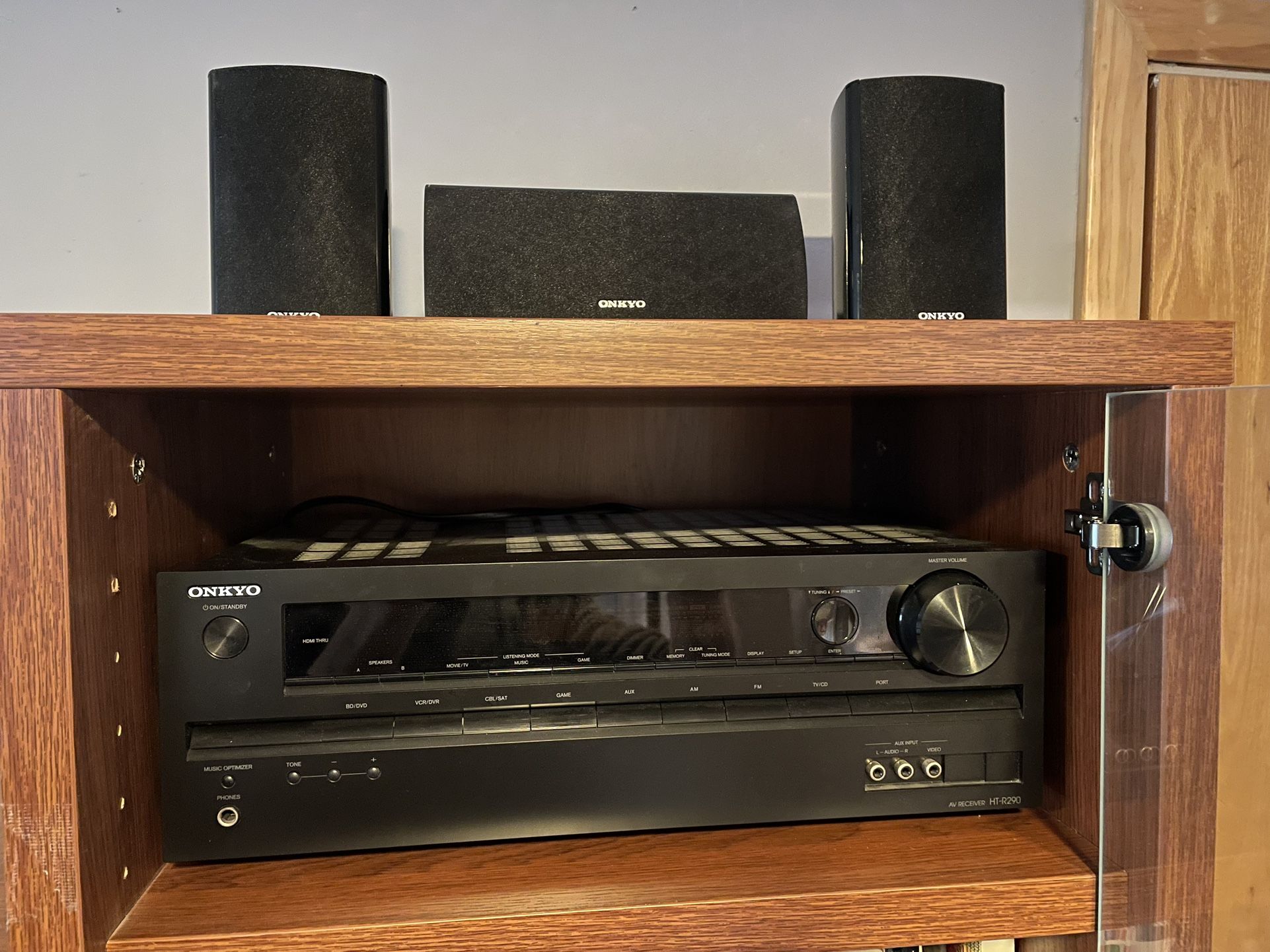 Onkyo Receiver & Surround Sound Soeakers 