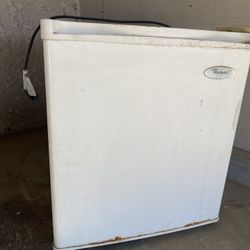 Mini fridge (whirlpool)