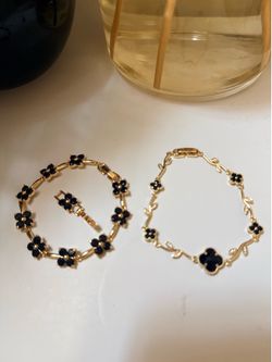 2 Bracelets