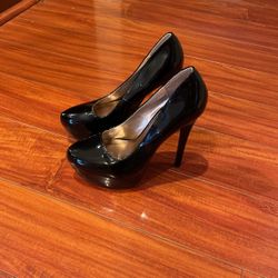 Size 7.5 Black High Heel Shoes