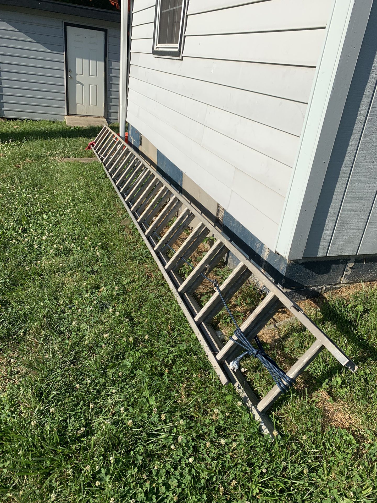 40 Ft Aluminum Ladder With 300 Lb Capacity 