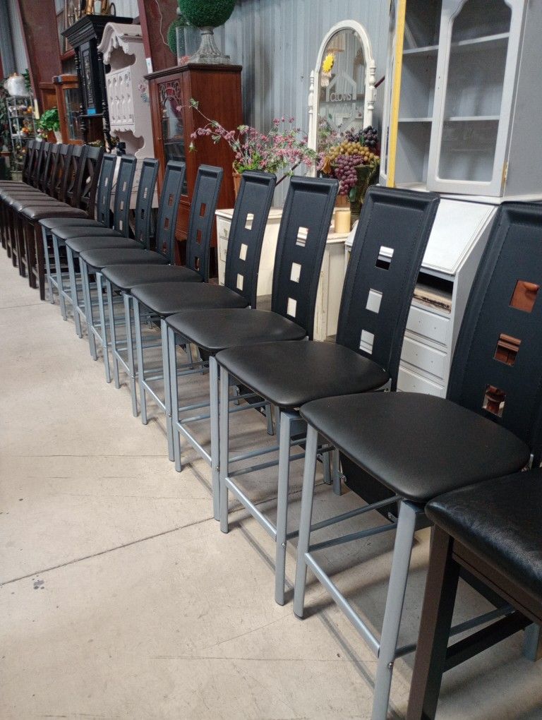 Chairs & Stools / Sillas Y Bancos