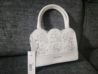 Cámara cannon, $300, cartera, $300, zapatos $50 cada uno