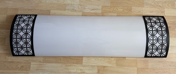 Decorative 4 foot (4 bulb) fluorescent light fixture in excellent condition