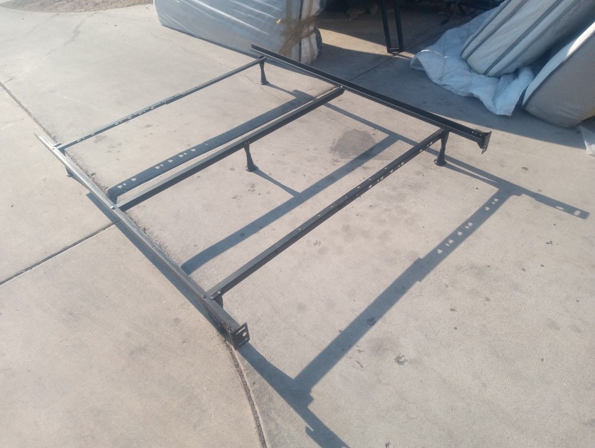 Nice Queen-size Adjustable Metal Bed Frame