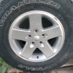 17' 5 Lug Jeep Wheel And Tire 