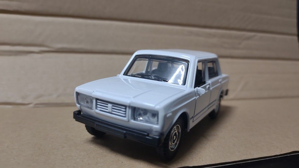 Zhiguli LADA 2107 Soviet Russian Car Model With Lights And Sound