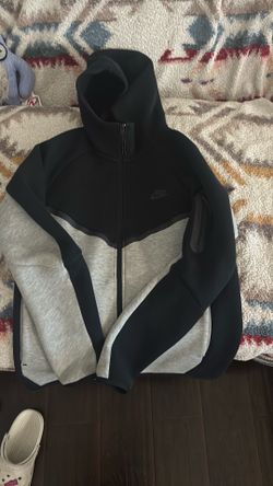 Grey/black Nike tech