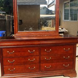 Beautiful Bedroom Dresser With Mirror