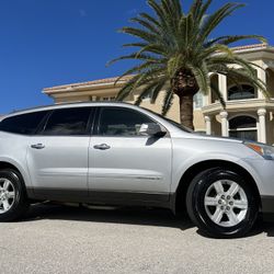 CHEVROLET TRAVERSE LT - 8 PASSENGERS