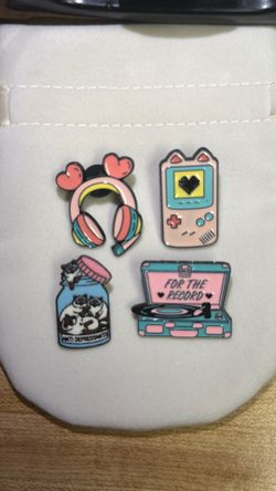 🌺 Collectible Enamel Pins – Cute & Retro Designs