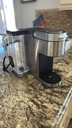 KEURIG COFFEE MACHINE