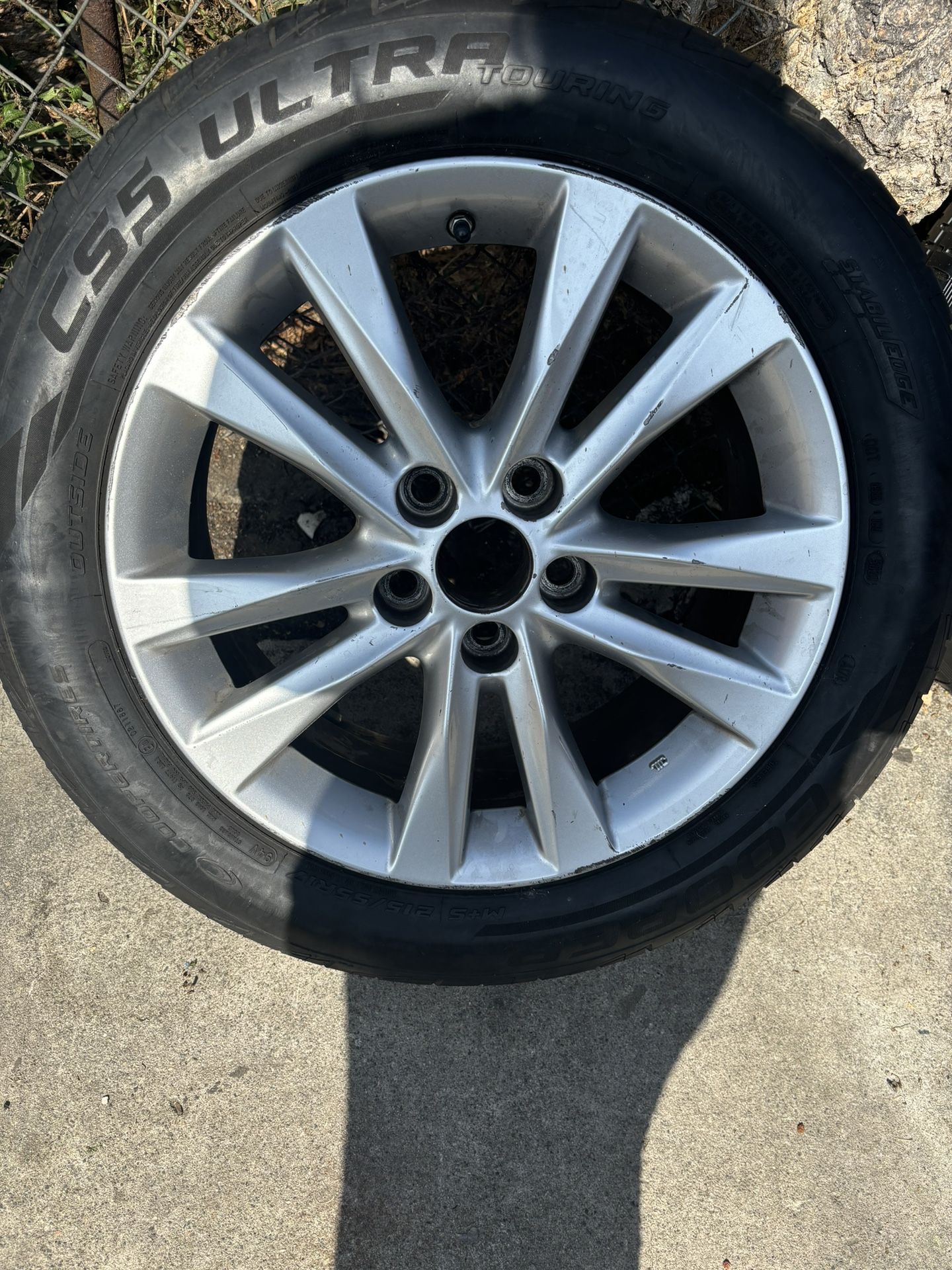 Llanta Con El Rin Para Carro Lexus 215/55/17 for Sale in South Gate, CA