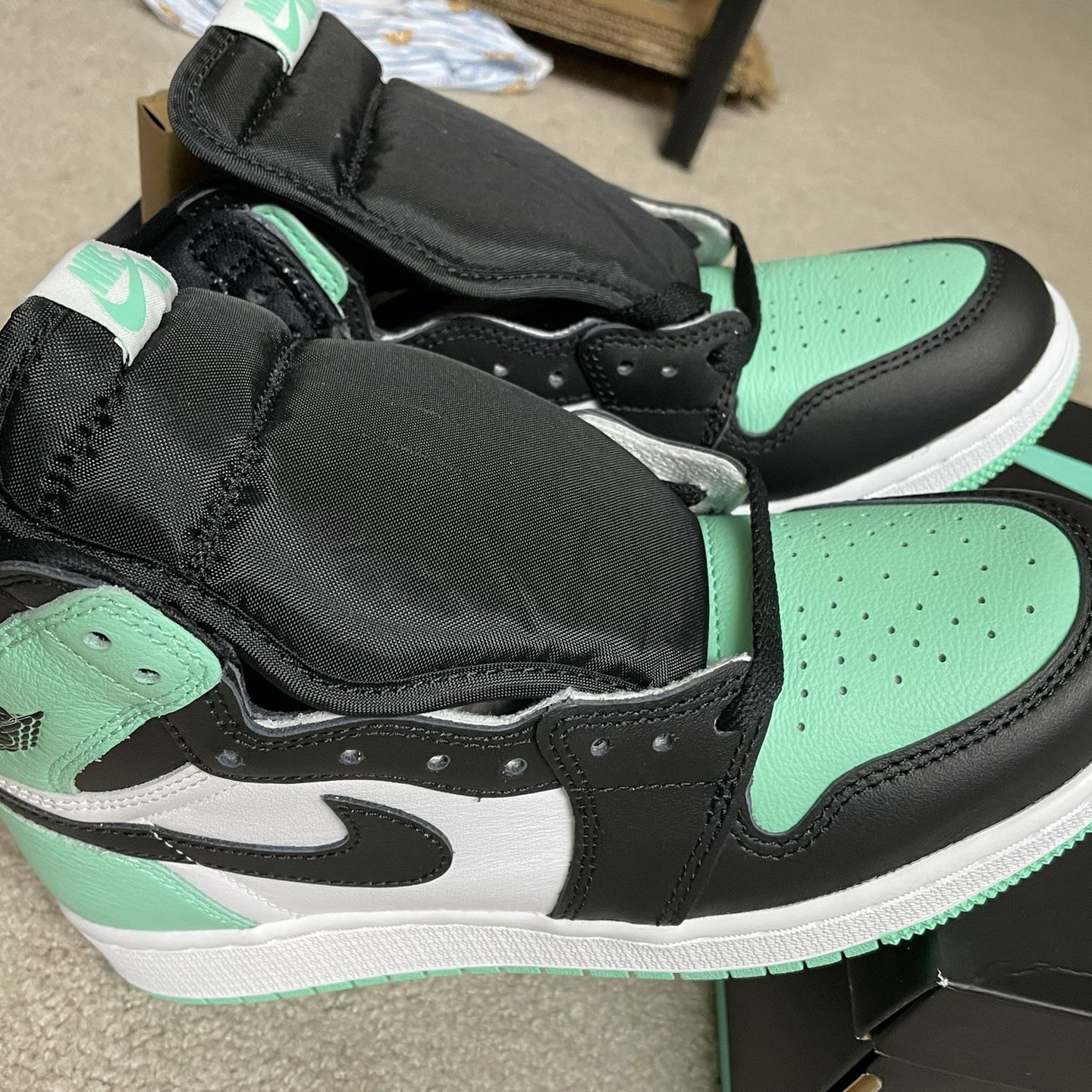 Nike Jordan High Og Green GLOW GS Size 6.5