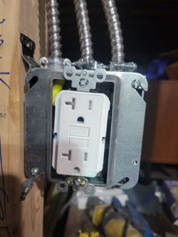 ELECTR1C SERV1C3S / S3RV1C10S 3LETR1C0S