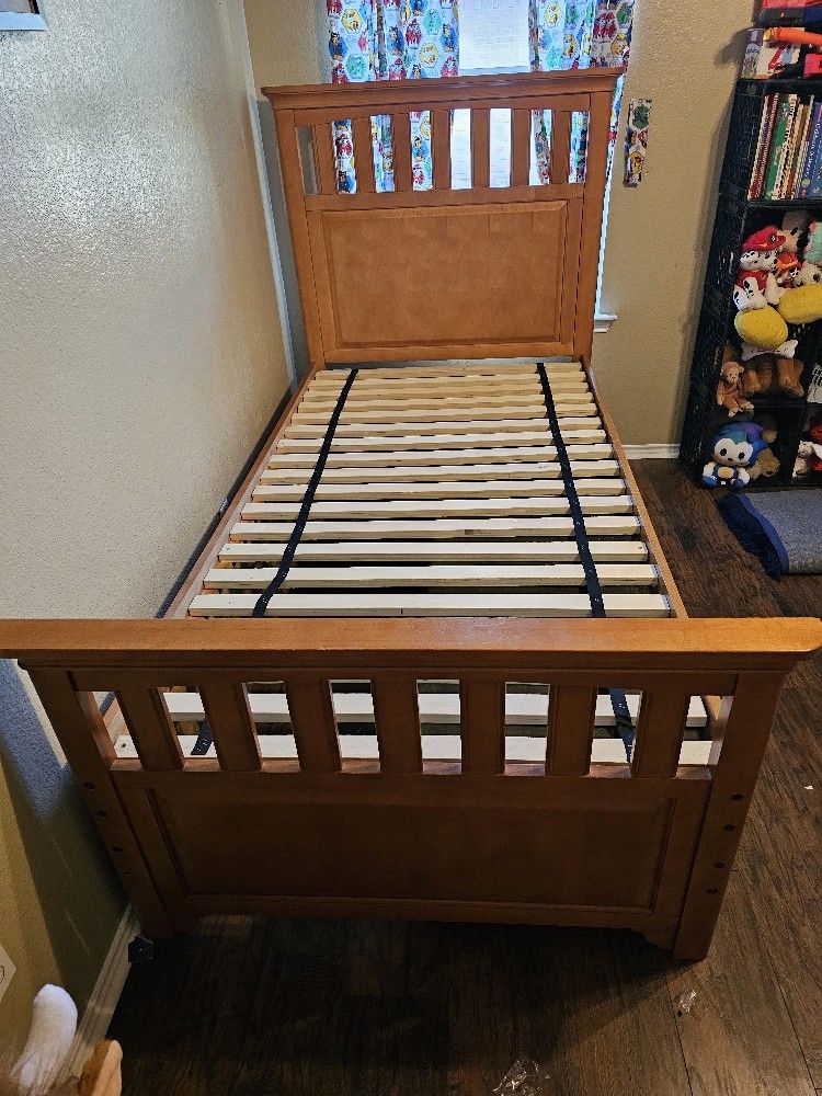 Twin Size W/storage Drawers And Extra Cubby Bed