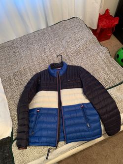 New tommy hilfiger light puff jacket size L fits nice