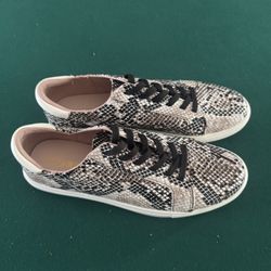 Cushionaire Snake Print Lace Up Sneakers Women’s Size 10 Faux Leather Casual Shoes 