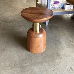 Great Condition Maple/Gold Nightstands