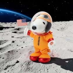 Peanuts Animated Astronaut Snoopy 10" by Magic Power Needs Batteries Replacement. 
Untested/For Parts/Not Working/. This is a 10-inch animated Peanuts
