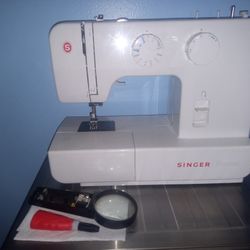 Singer Sewing Machine 