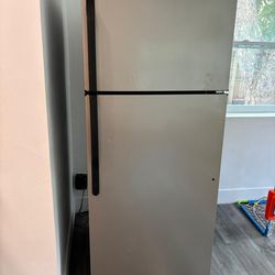 full size Hotpoing refrigerator