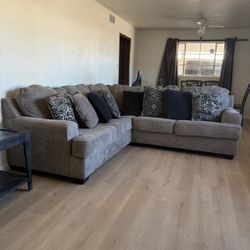 OBO !!!! SECTIONAL COUCH ( GRAY ) 