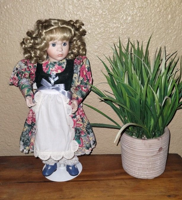 Vintage 1994 Ashton-Drake “Mary Mary Quite Contrary” Porcelain Doll